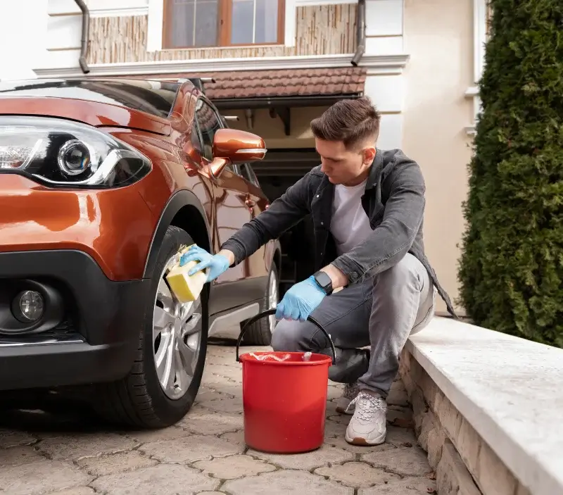 Lavage auto à domicile Latouille-Lentillac : professionnel intervenant sur un véhicule